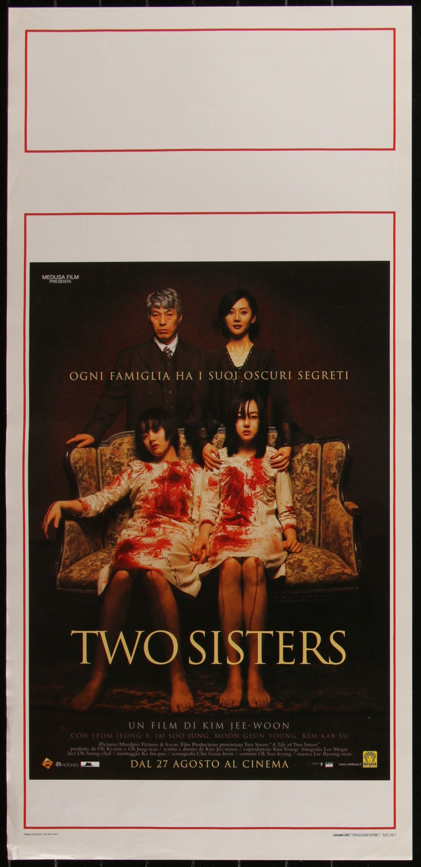 A Tale Of Two Sisters (2003) movie poster in Italian, featuring two women sitting next to a couch with a bloody scene in the background.