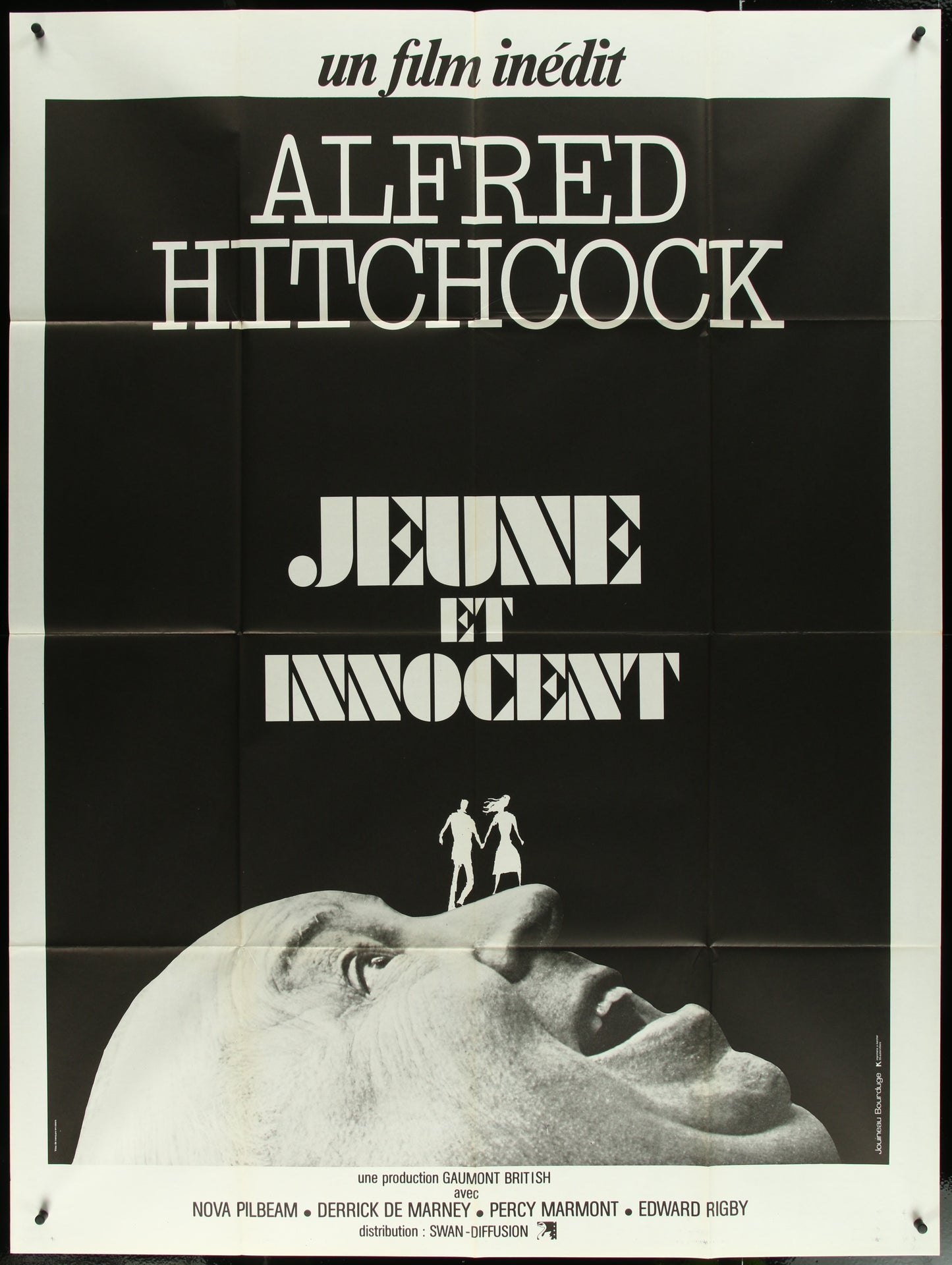 A vintage style movie poster featuring a black and white image of Alfred Hitchcock with a playful expression, and text that includes the title 'Junie et l'innocent'