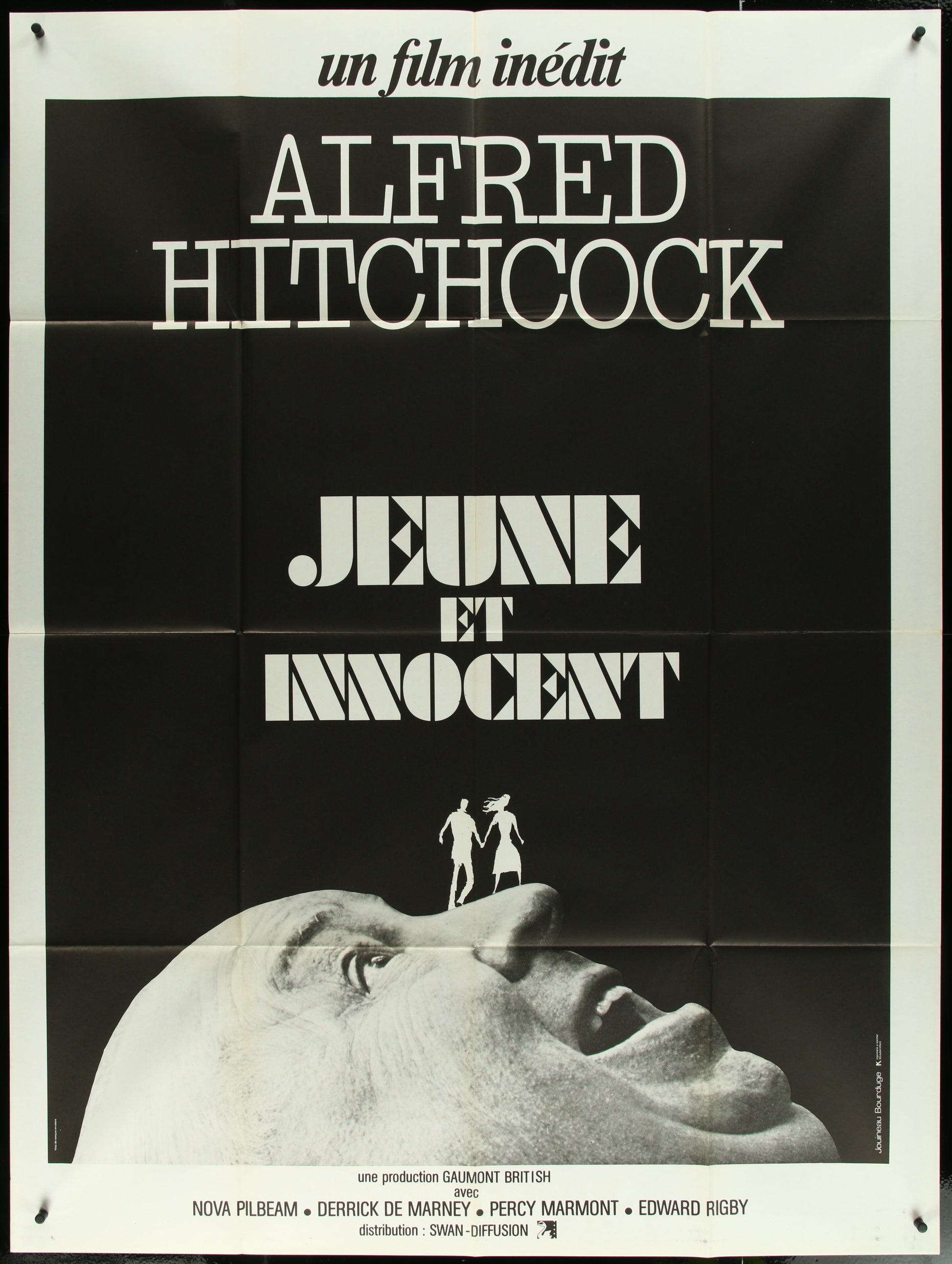 A vintage style movie poster featuring a black and white image of Alfred Hitchcock with a playful expression, and text that includes the title 'Junie et l'innocent'